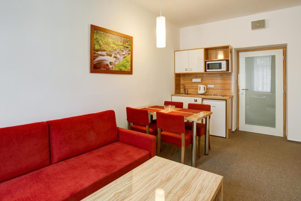 יאסימוב Hotel Astoria מראה חיצוני תמונה