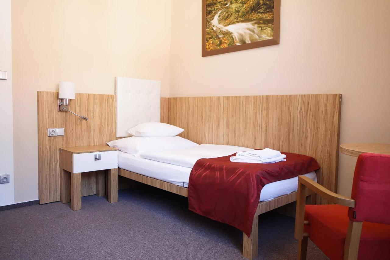 יאסימוב Hotel Astoria מראה חיצוני תמונה
