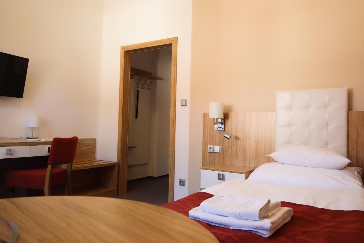 יאסימוב Hotel Astoria מראה חיצוני תמונה