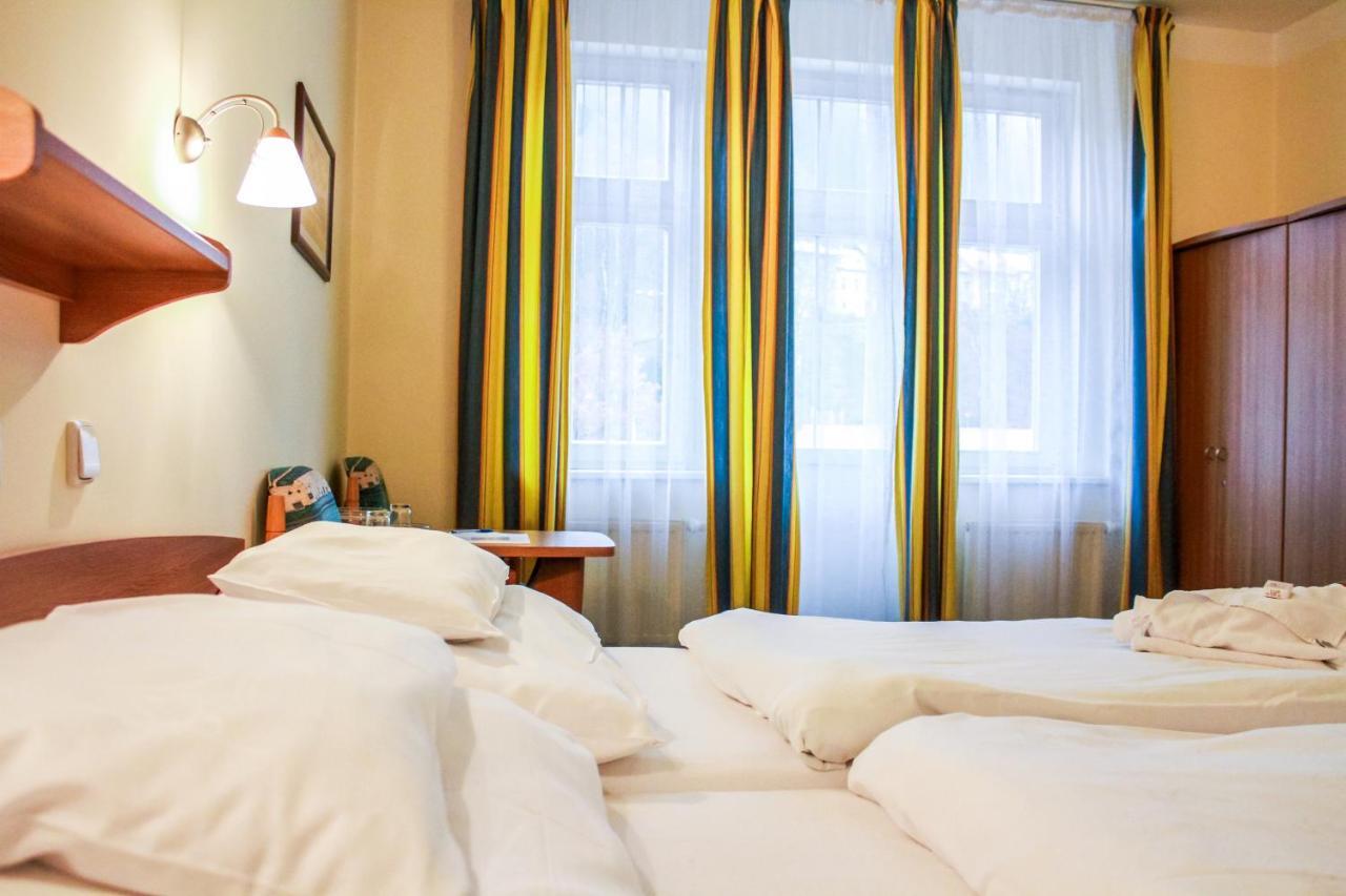יאסימוב Hotel Astoria מראה חיצוני תמונה