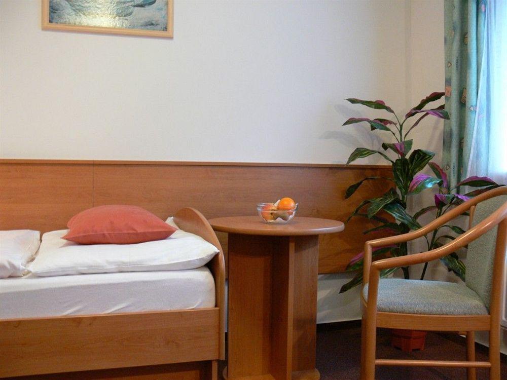 יאסימוב Hotel Astoria מראה חיצוני תמונה